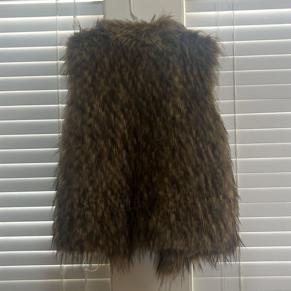Like new! Faux fur vest - Picture 3 of 4
